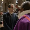 Lors de la messe du mercredi des Cendres, on trace sur le front des fidèles une croix avec de la cendre ©Corinne Simon / Hans Lucas