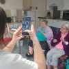 Un atelier TikTok à l'EHPAD de Taillegrain. © RCF - Guillaume Martin-Deguéret.