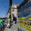 Aux quatre coins du monde, les opposants à la GPA se mobilisent. Ici, des affiches dans Paris / Crédit photo : Karim Daher / Hans Lucas