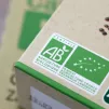  Etiquetage avec le logo du label Agriculture Biologique appose sur un sachet de lentille bio de la marque distributeur Carrefour Bio. Photographie par Sebastien Lapeyrere