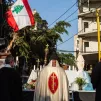 Dix jours après les explosions dévastatrices au port de Beyrouth, une messe est célébrée devant l'église maronite Saint-Michel endommagée, le 14/08/2020 ©Karim Daher / Hans Lucas