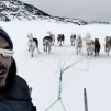 Julien Caquineau avec ses chiens de traineau ©éditions Albin Michel