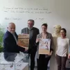 L'équipe du sanctuaire présente les affiches du colloque (©Aurélien Vurli/RCF ORNE)