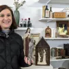 Sophie Sesmat, antiquaire à Annecy, dans son entrepôt ©2023, RCF Haute-Savoie