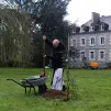 Frère Benoît plante un mimosa, signe d'une nouvelle page à écrire à Timadeuc ©RCF Sud Bretagne