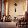 Femme priant devant un crucifix de l'église Saint-Germain-des-Prés, à Paris. ©Alexandra Breznay / Hans Lucas