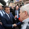 Emmanuel Macron tente de convaincre un opposant à la réforme des retraites, à Sélestat (Bas-Rhin), le 19 avril 2023. ©Abdesslam Mirdass / Hans Lucas