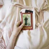 Une femme tient un livre de prière dans son lit de la maison médicale Jeanne-Garnier, centre de soins palliatifs parisien. ©Corinne Simon / Hans Lucas
