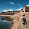 L'église de San Roma de Sau, habituellement engloutie dans les eaux du barrage de Sau est réapparue. Crédit photo : Lionel Pedreza/Hans Lucas 