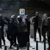 La place est sous les gaz lacrymogène, un policier lance une grenade a main © Stéphane Duprat / Hans Lucas