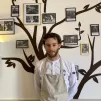 Clément Dumont devant son arbre pohto de fournisseurs. ©LR