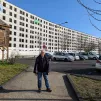 Henri Vialle devant la Muraille de Chine avant sa destruction cette semaine