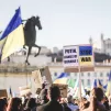 Rassemblement de soutien à l'Ukraine place Bellecour à Lyon en 2022, aux premiers jours de la guerre - © ev via Unsplash