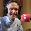 Le père Benoît Pouzin au micro de RCF. © Jean-Marie Portero / RCF Drôme-Ardèche 