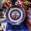 Avant son couronnement, des objets à l'effigie de Charles III, dans une librairie. ©Magali Cohen / Hans Lucas