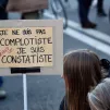 Une manifestante avec une pancarte en assumant ses positions qui sont caractérisées comme complotistes, marche des libertés, Paris, 28 novembre 2020. © Martin Noda / Hans Lucas