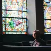 Homme assis dans une église. ©Unsplash