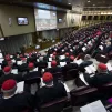 En 2022, le pape François rencontre les cardinaux nouvellement élus dans la salle du synode au Vatican © Vatican Media / Catholic Press Photo / HANS LUCAS