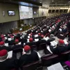 En 2022, le pape François rencontre les cardinaux nouvellement élus dans la salle du synode au Vatican © Vatican Media / Catholic Press Photo / HANS LUCAS