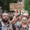 Au fond, une pancarte « La violence est au pouvoir ». Rassemblement en soutient au groupe « Soulèvements de la Terre » suite au déclenchement de la procédure de dissolution par le conseil des ministres © Herve Chatel / Hans Lucas