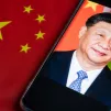 Photographie de Xi Jinping devant le drapeau de la République populaire de Chine. ©Riccardo Milani / Hans Lucas