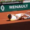 Le français Constant Lestienne à terre contre Karen Khachanov au premier tour de Roland Garros sur le Suzanne Lenglen le 28 mai 2023 / © Valentin Izzo by Hans Lucas 