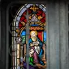 Détail d'un vitrail d'une vierge à l'enfant au cimetière du père Lachaise à Paris © Xosé Bouzas / Hans Lucas