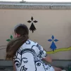 Les enfants peignent la fresque ©Ville de Ploërmel 