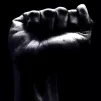 Le poing serré, symbole de résistance. ©Unsplash