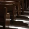 Image de bancs d'une église. ©Unsplash 