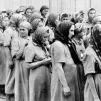 Femmes juives de la Ruthénie subcarpathique sélectionnées pour le travail forcé à Auschwitz ©Wikimédia commons