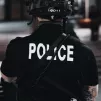 Policier de dos. ©Unsplash