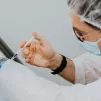 Un infirmier injectant une dose du vaccin contre le Covid-19 à un patient. ©Unsplash