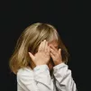 Enfant se cachant le visage. ©Unsplash