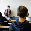 Enfants dans une salle de classe de dos. ©Unsplash