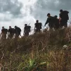 Soldats marchant dans l'herbe. ©Unsplash