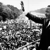 Martin Luther King salue la foule devant le Lincoln Memorial, le 28/08/1963 ©Wikimédia commons