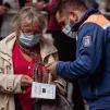 Agent de protection civile vérifiant le pass vaccinal d'individus. ©Unsplash