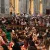 Les centaines de jeunes français réunis dans la basilique da Estrela se sont appropriés le nouveau format de catéchèses aux JMJ / Pierre-Hugues Dubois