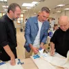 Mgr Ellul contrôle les étoles réalisées par la Fask Academy - Crédit : Robert Poulain 