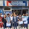 Les jeunes devant le commissariat rénové - RCF