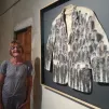 Michèle Coltice devant l'oeuvre "Mon père est un peuple" de Kamel Yahiaoui©RCF
