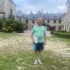 Alphonse Raguenes, heñcher, konter ha muzisian dirak kastell Kerveatous. Aphonse Raguénès, guide, conteur et musicien devant le château de Kerveatoux.