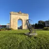 Œuvre d'art réalisée par Benjamin MARQUIS, métallier à la direction du patrimoine, et située devant la Porte Sainte-Croix - @ChristopherFausten