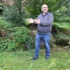 O sinañ ar sin "yezh ar sinoù" emañ François Parbot. François Parbot signe le signe "langue des signes".