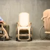 Paul de Livron et le fauteuil en bois qu'il a réalisé pour le Pape François. Crédit Photo : Paul de Livron