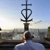 Le pape François se recueille devant la stèle des migrants et marins morts en mer Méditerrannée le 22 septembre 2023  ©Dicastero per la Comunicazione