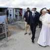 Le pape François rencontre des réfugiés au centre d'accueil et d'identification de Mytilène, sur l'île de Lesbos, en Grèce, le 05/12/2021 ©Vatican Media