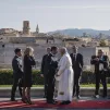 Emmanuel et Brigitte Macron, le maire de Marseille Benoit Payan, recoivent le Pape Francois sur le parvis de l auditorium du Palais du Pharo. Photographie de Denis Meyer / Hans Lucas.