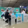 Le plateau de RCF installé au milieu des bovins dans le hall 3 de la Grande halle d'Auvergne pour le Sommet de l'élevage ©RCF